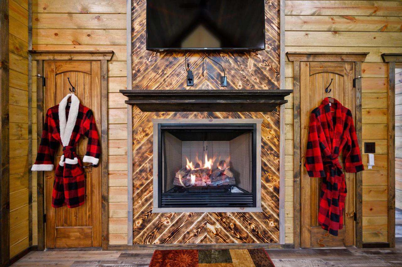 The Adirondack Honeymoon Hot Tub Soaking Tub Wood Burning Fireplace Stephens Gap Exterior photo